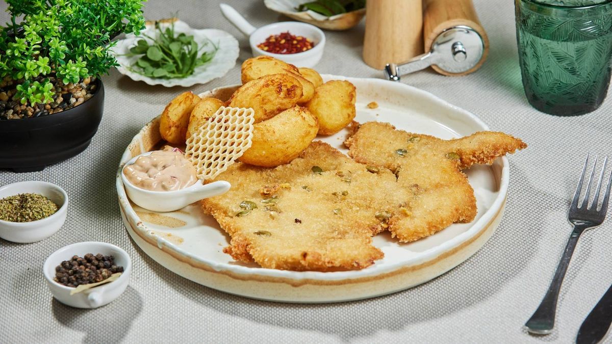 Șnițel de pui cu semințe de dovleac cu cartofi covasna și sos Nord Bistro